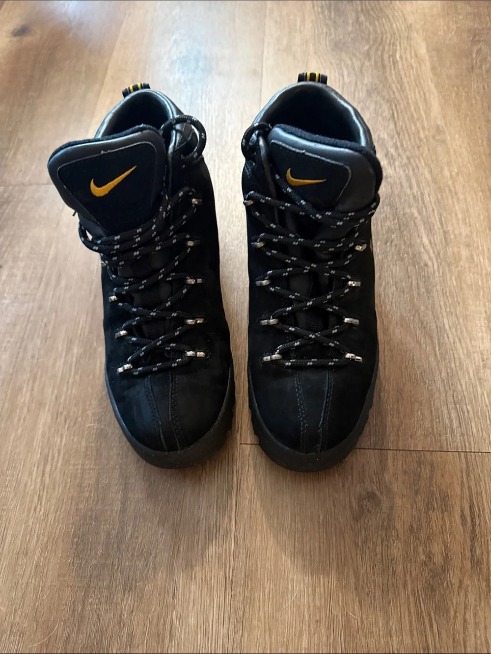Nike ACG BOOTS SIZE 6Y